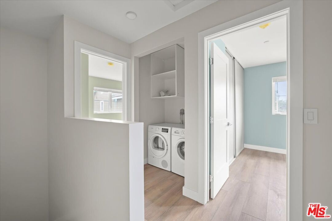 Interior, Utility Closets, Washer, Wood Texture Flooring