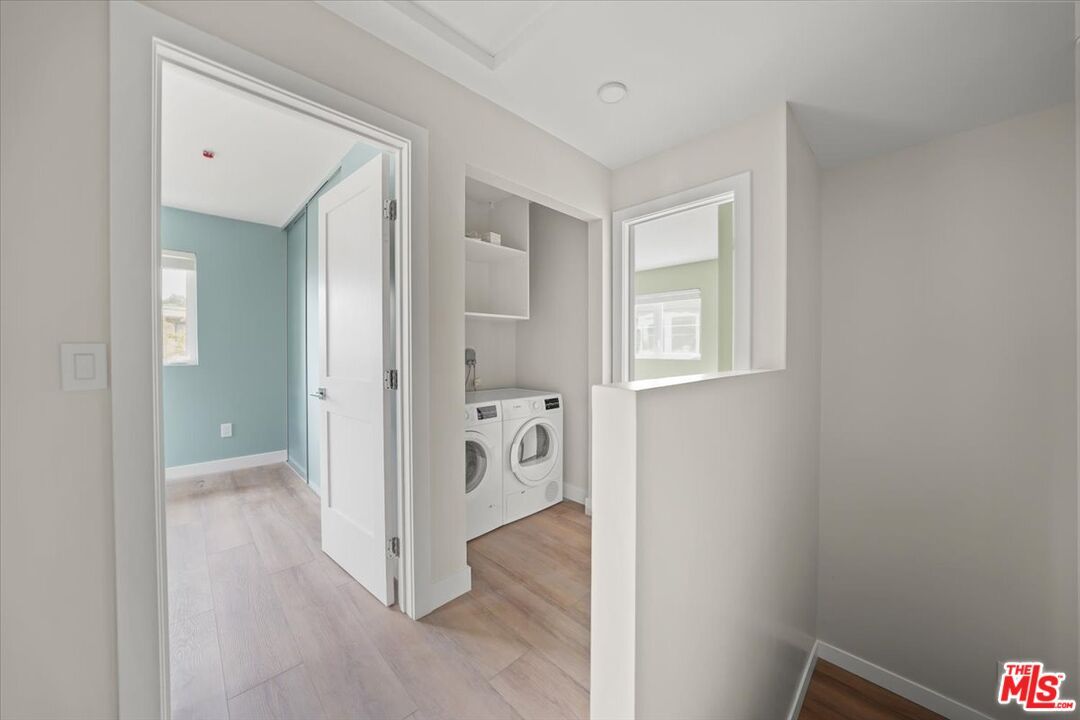 Interior, Utility Closets, Washer, Wood Texture Flooring