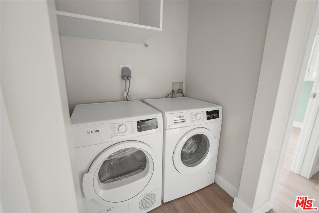 Interior, Utility Closets, Washer, Wood Texture Flooring