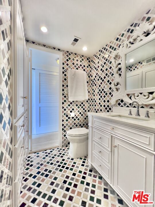 Bathroom, Interior, Recessed Lighting