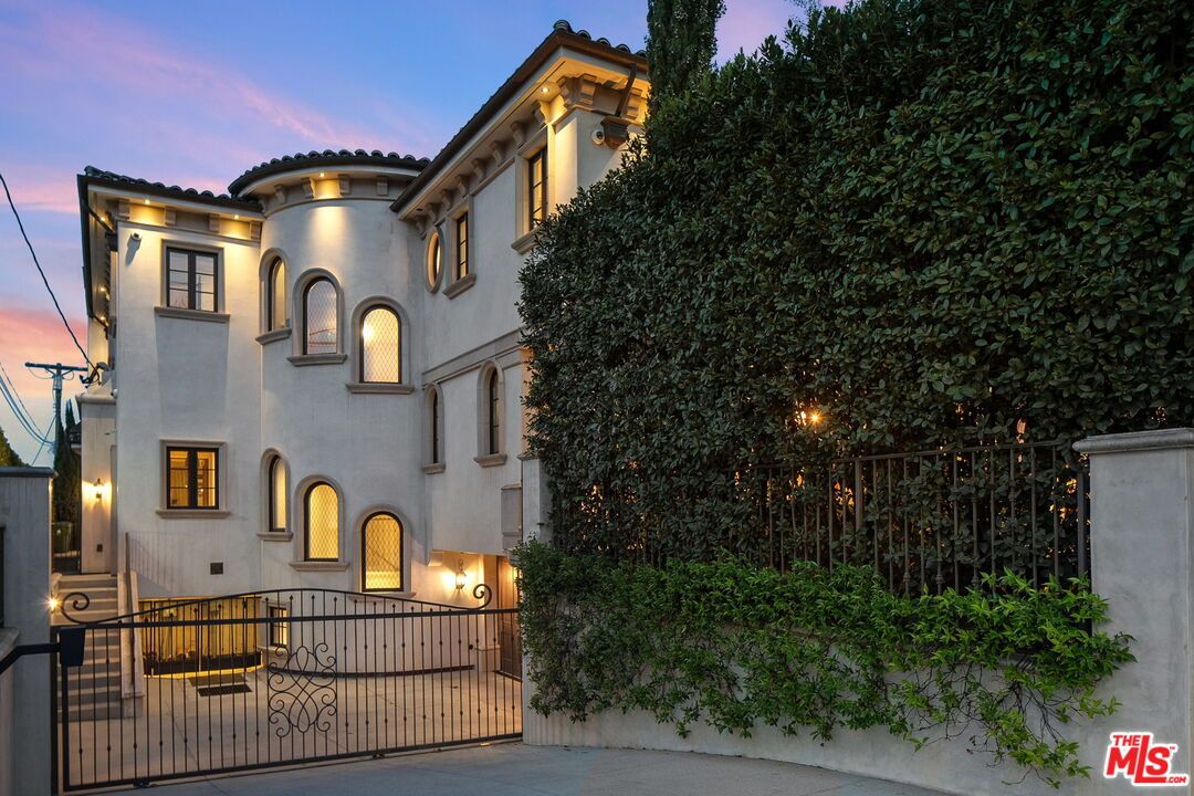 Exterior, Facade, Mediterranean