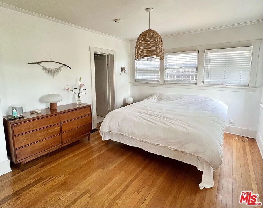 Bedroom, Interior, Pendant Lights, Wood Texture Flooring