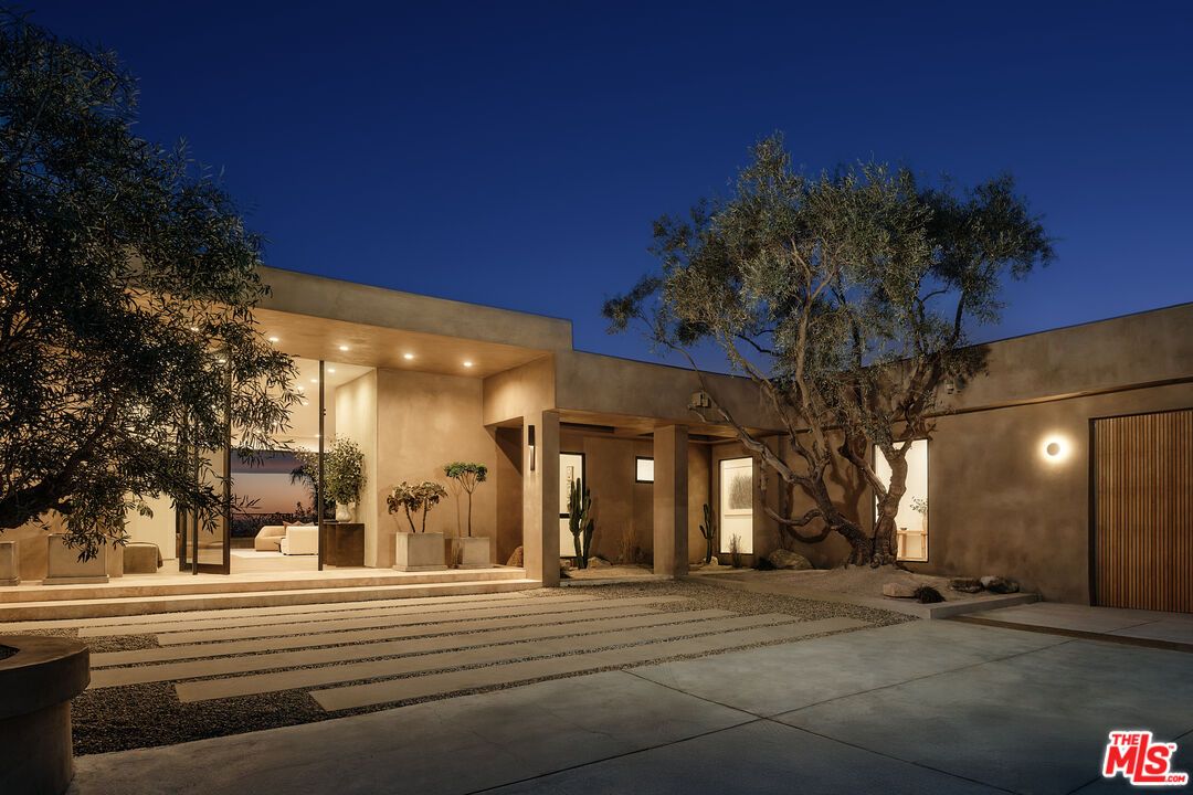 Backyard, Exterior, Facade, Modern