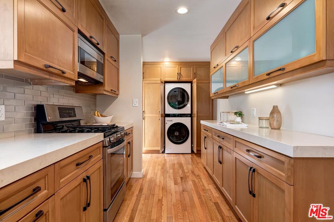 Interior, Kitchen, Recessed Lighting, Washer, Wood Texture Flooring
