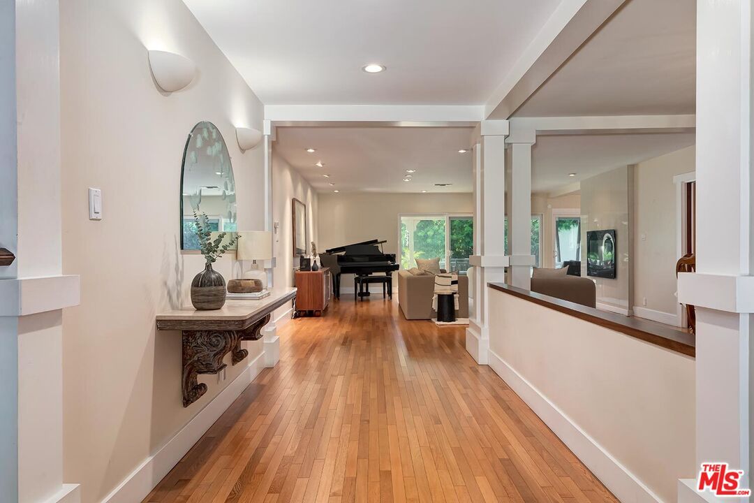 Interior, Piano, Recessed Lighting, Wood Texture Flooring