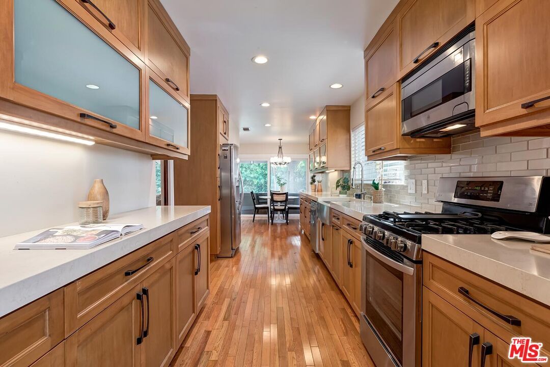 Chandelier, Dining room, Interior, Kitchen, Pendant Lights, Recessed Lighting, Wood Texture Flooring