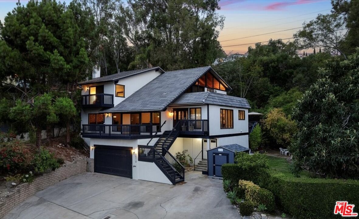 Attached, Exterior, Facade, Tudor Revival