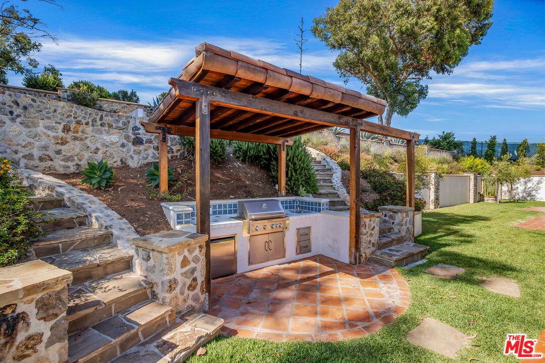 Exterior, Outdoor Kitchen