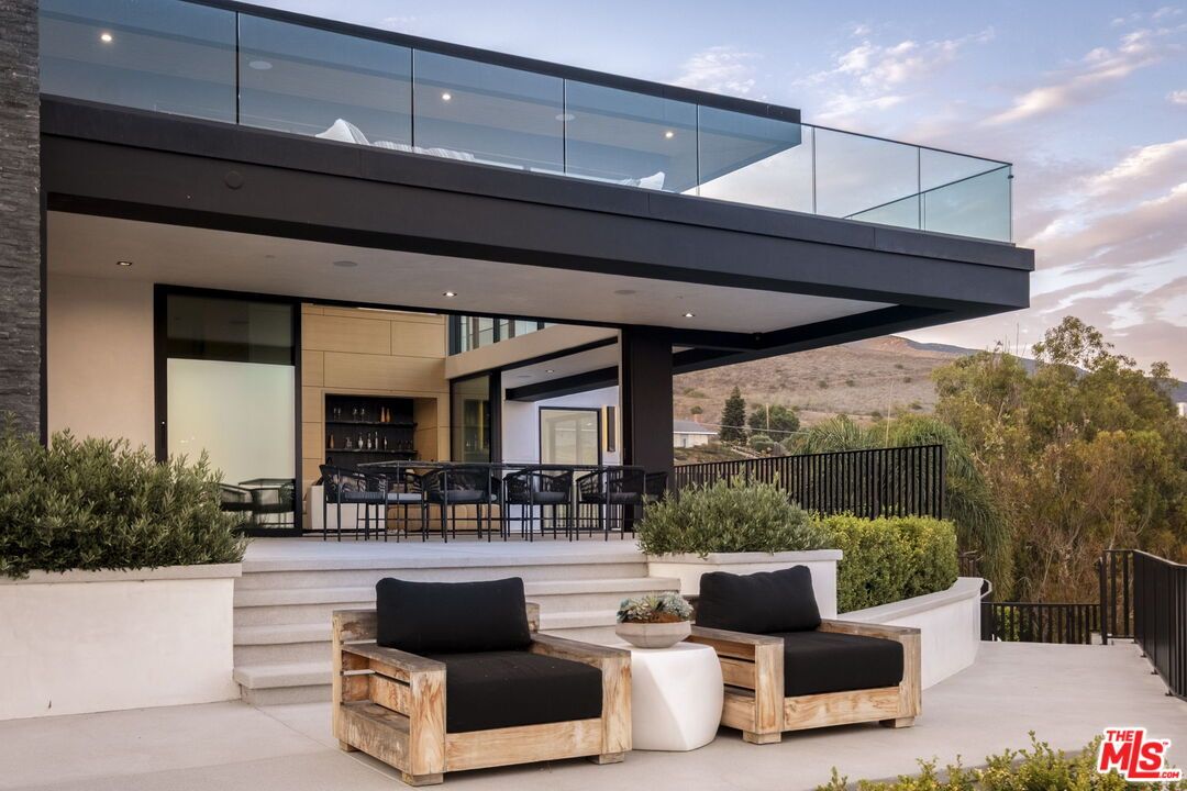 Exterior, Facade, Modern