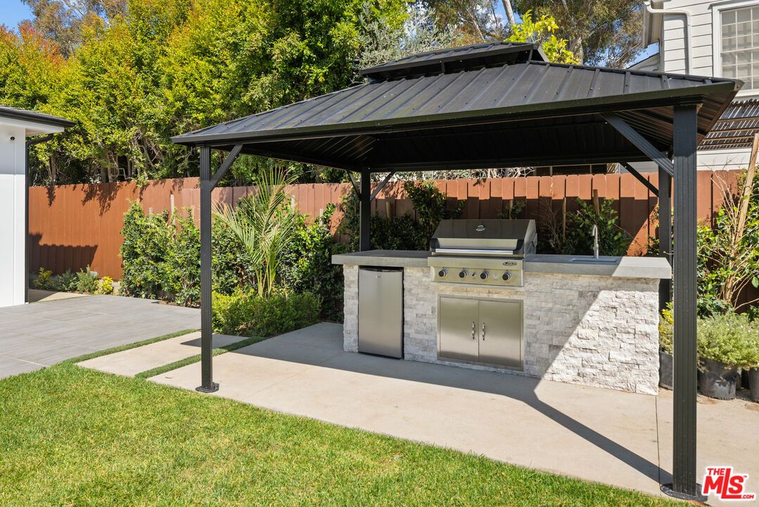 Exterior, Outdoor Kitchen