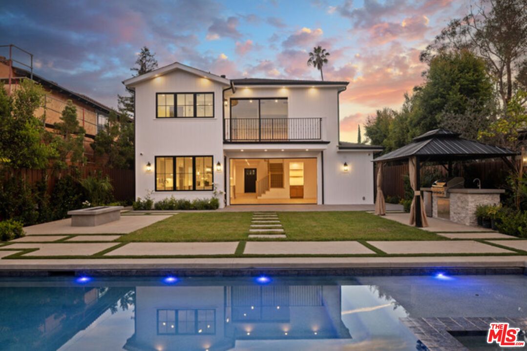 Backyard, Exterior, Outdoor Kitchen, Pool