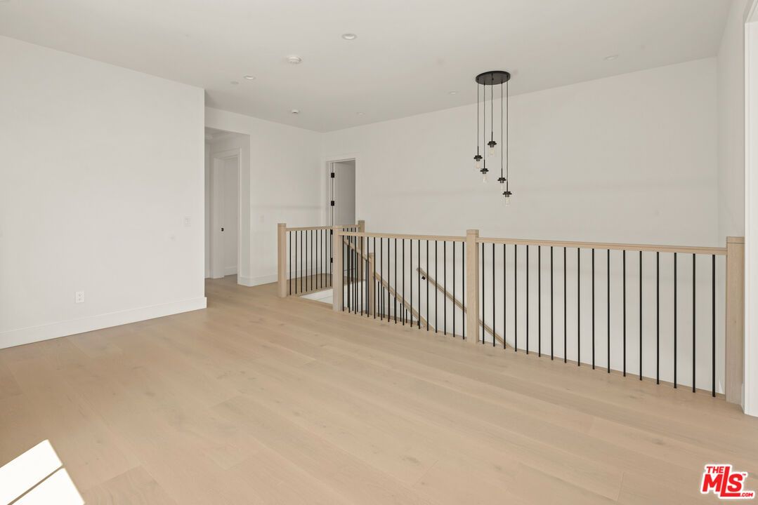 Interior, Pendant Lights, Recessed Lighting, Wood Texture Flooring