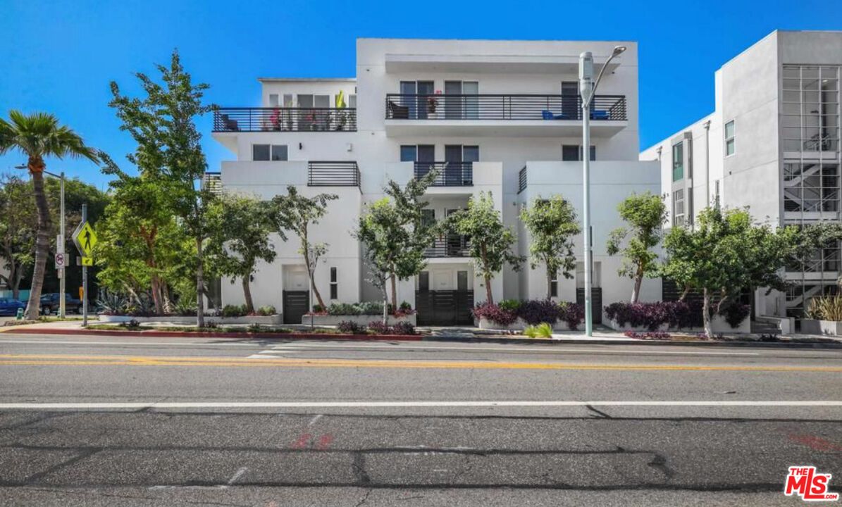 Exterior, Facade, Modern