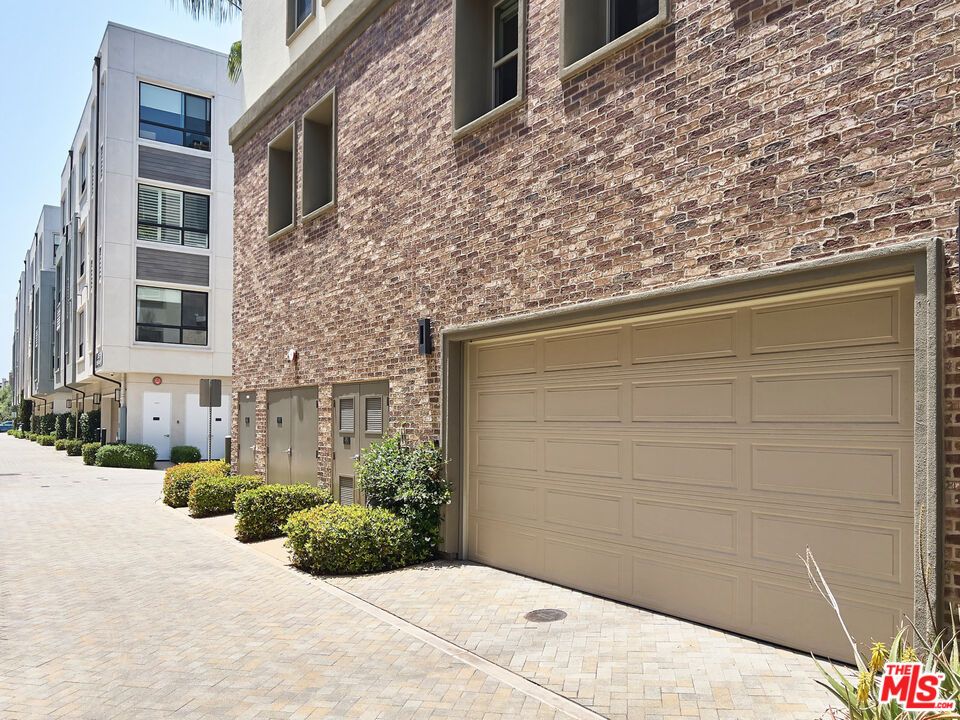 Attached, Exterior, Facade, Brick Facade, Rowhouse