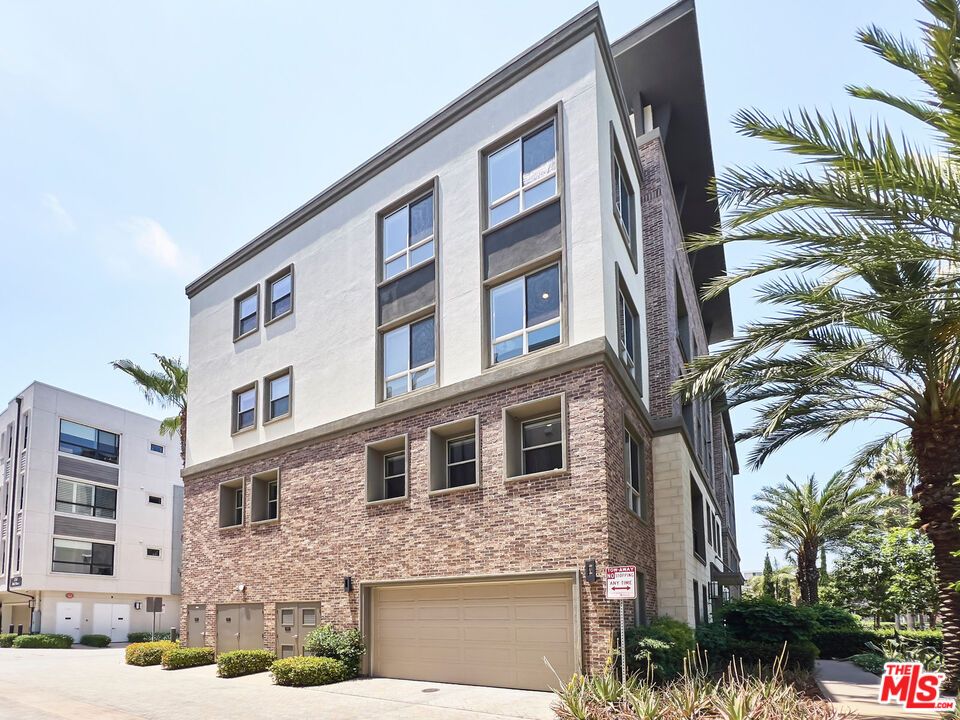 Attached, Exterior, Facade, Brick Facade, Rowhouse