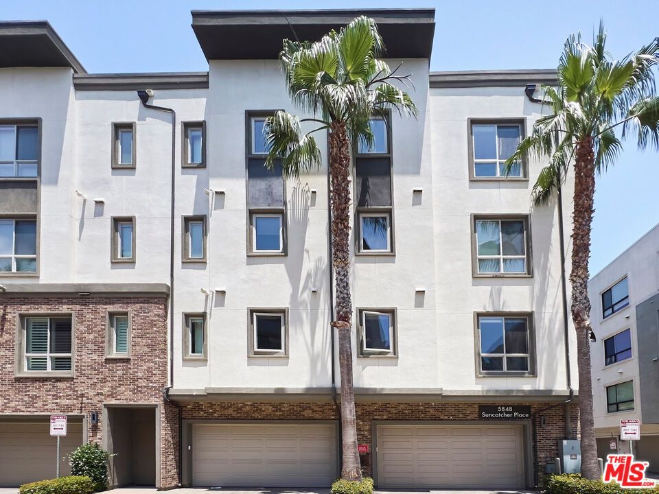 Attached, Exterior, Facade, Brick Facade, Rowhouse