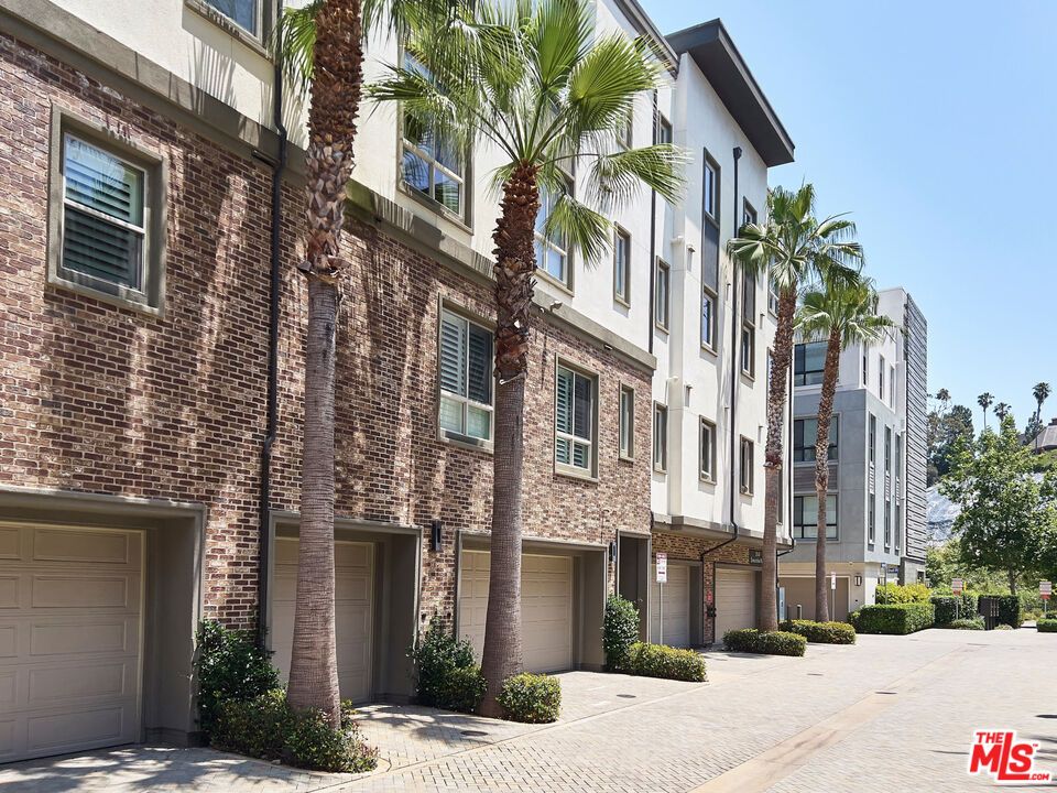 Attached, Exterior, Facade, Brick Facade, Rowhouse