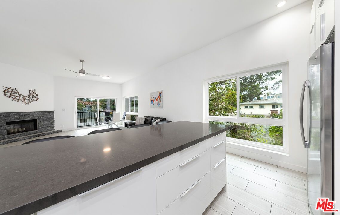 Fireplace, Interior, Kitchen, Recessed Lighting