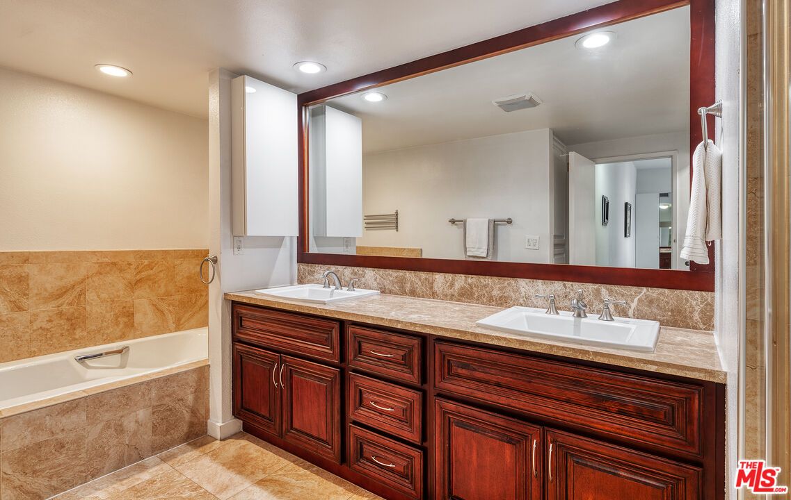 Bathroom, Dual Sink Vanities, Interior, Recessed Lighting