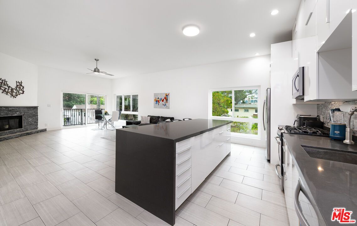 Fireplace, Interior, Kitchen, Recessed Lighting