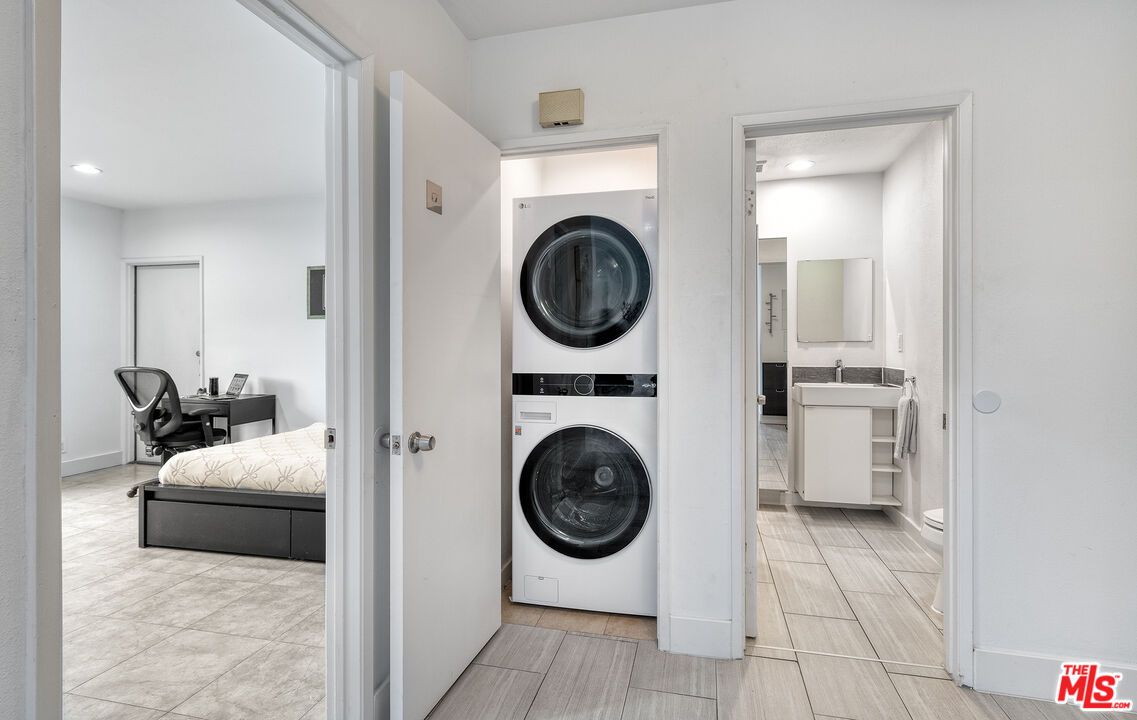Bedroom, Interior, Recessed Lighting, Utility Closets, Washer