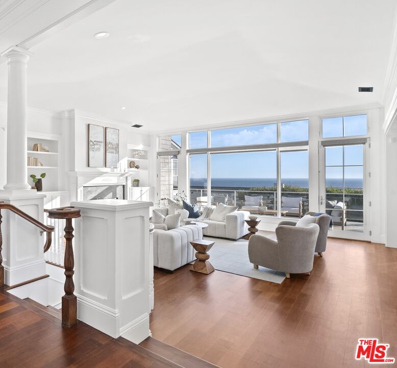 Interior, Living room, Pendant Lights, Recessed Lighting, Water, Wood Texture Flooring