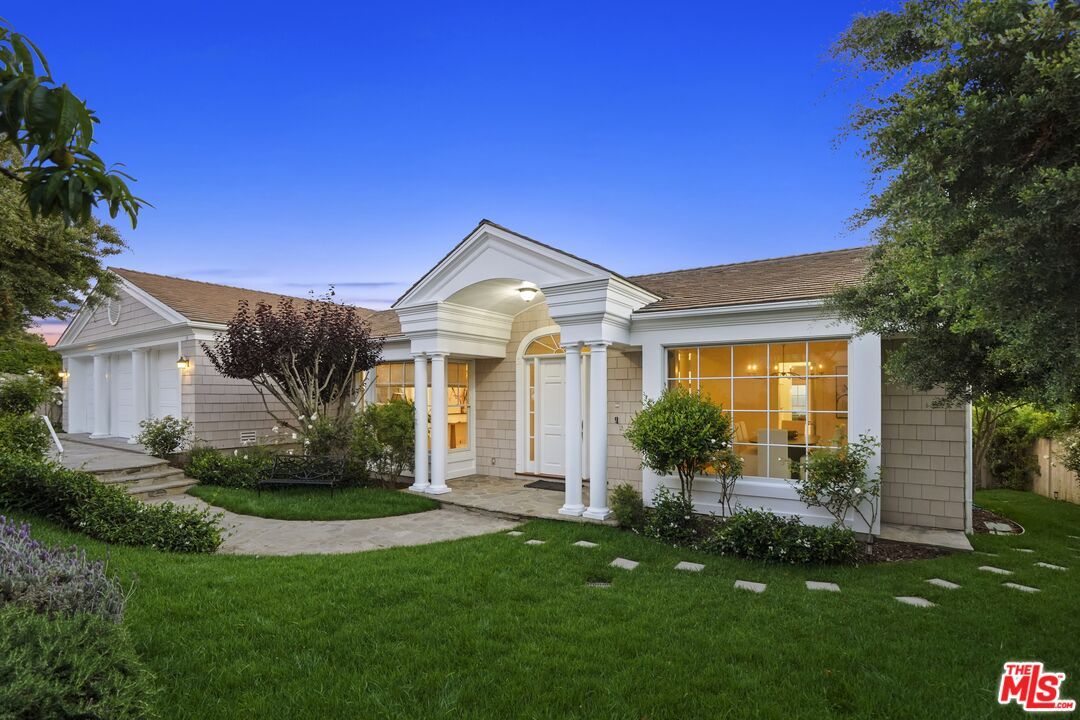 Backyard, Exterior, Facade, Ranch