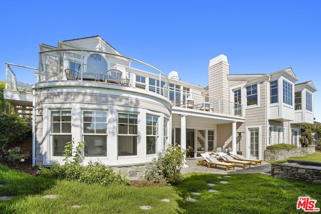 Exterior, Facade, Rowhouse