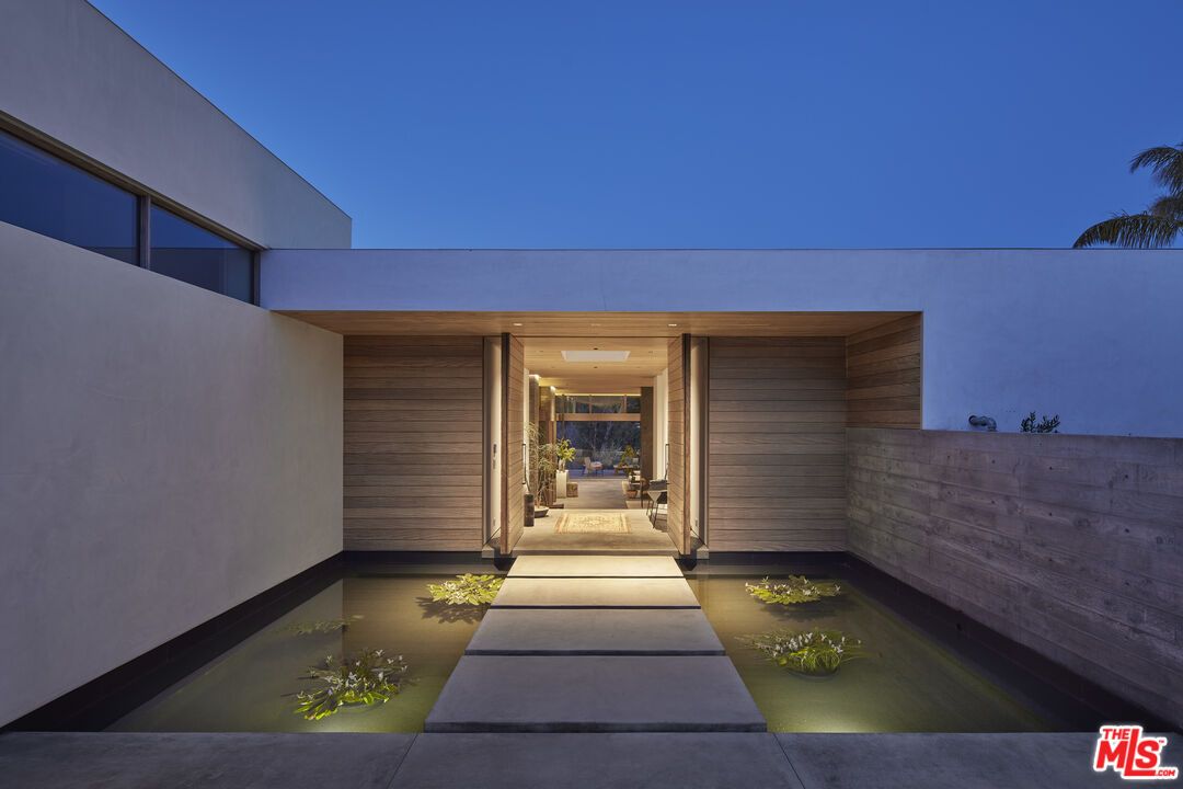 Exterior, Facade, Pool, Modern