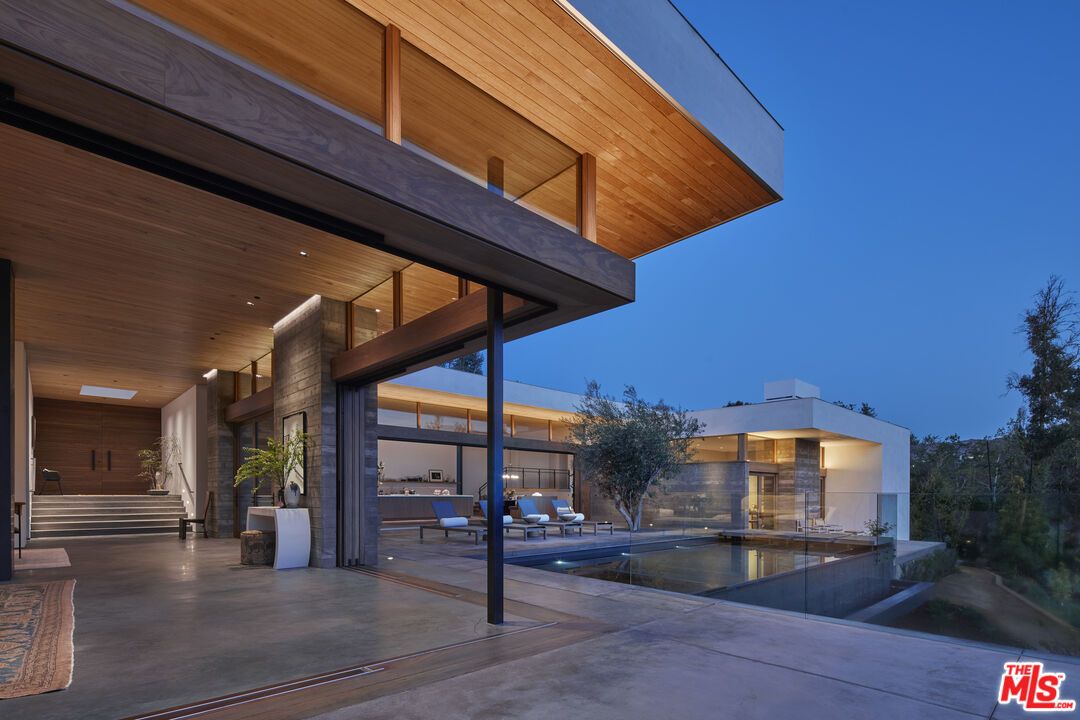 Exterior, Facade, Pool, Modern