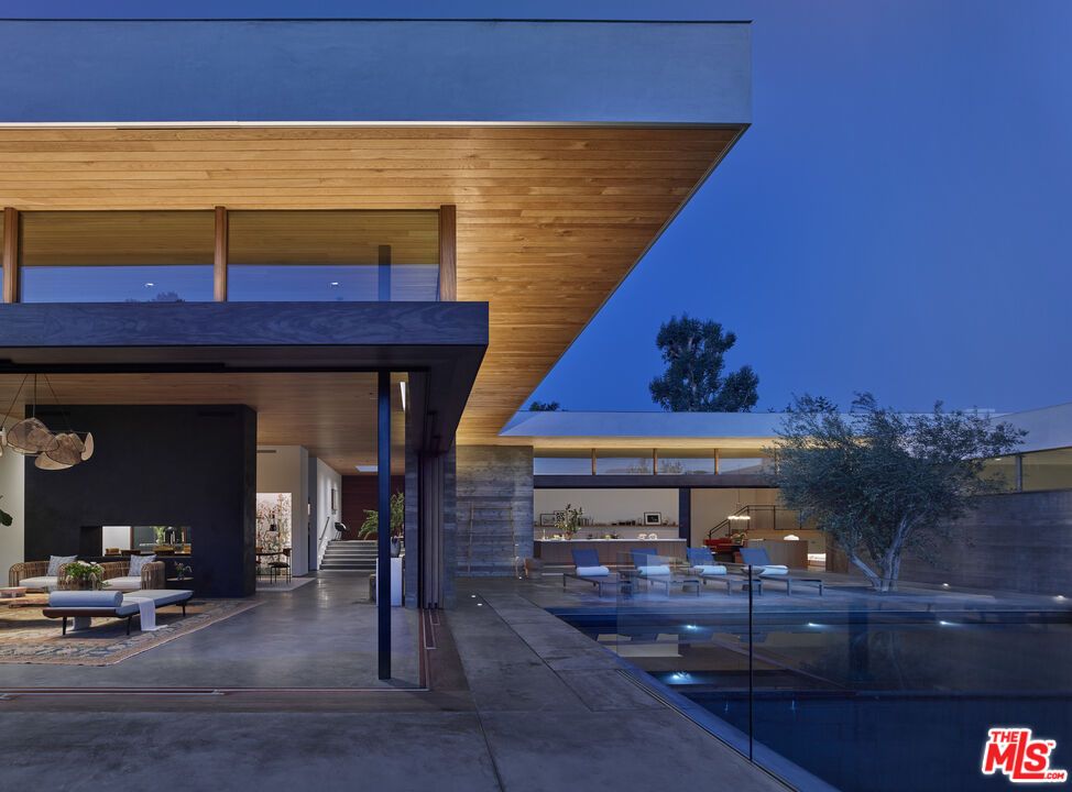 Exterior, Facade, Pool, Modern