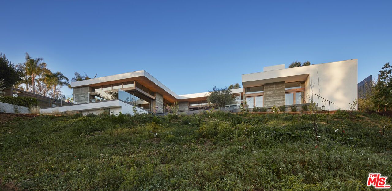 Backyard, Exterior, Facade, Modern