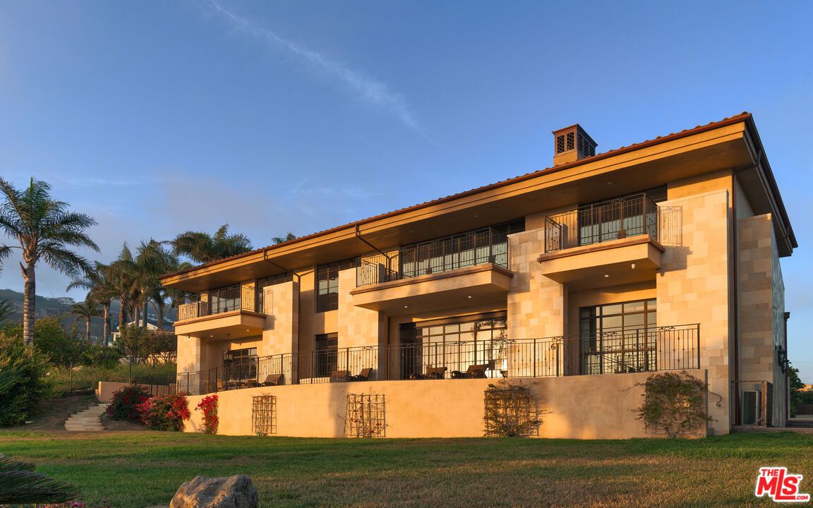 Backyard, Exterior, Facade, Modern