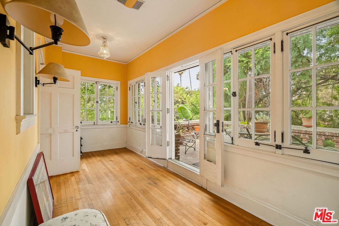 Chandelier, Interior, Sun Room, Wood Texture Flooring