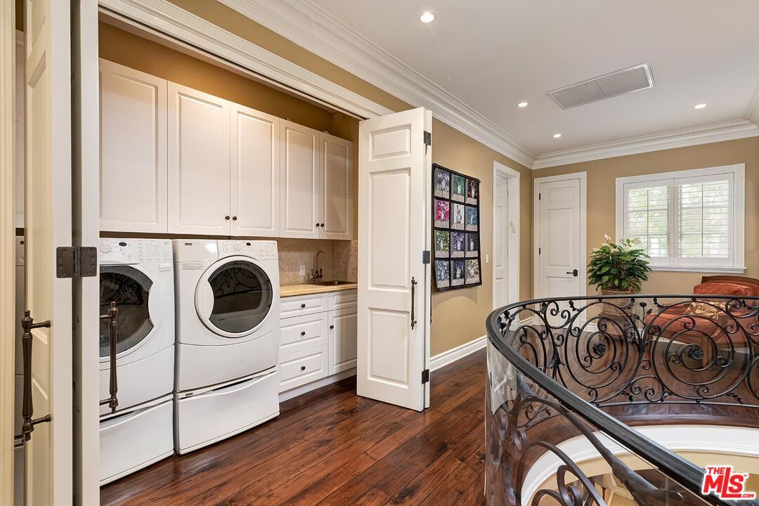 Interior, Recessed Lighting, Washer, Wood Texture Flooring