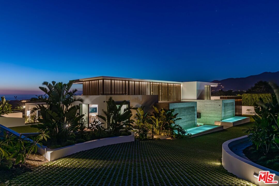 Exterior, Pool, Water