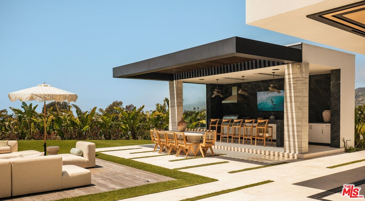 Backyard, Exterior, Facade, Modern