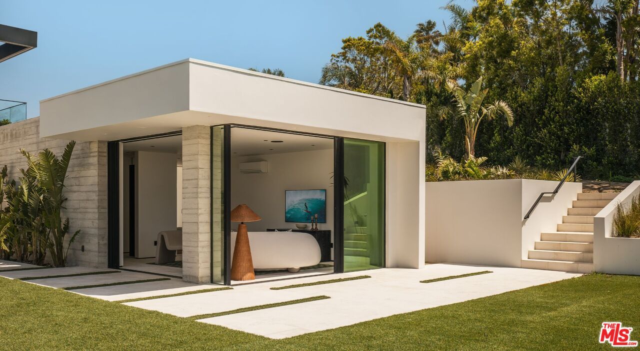 Backyard, Exterior, Facade, Modern