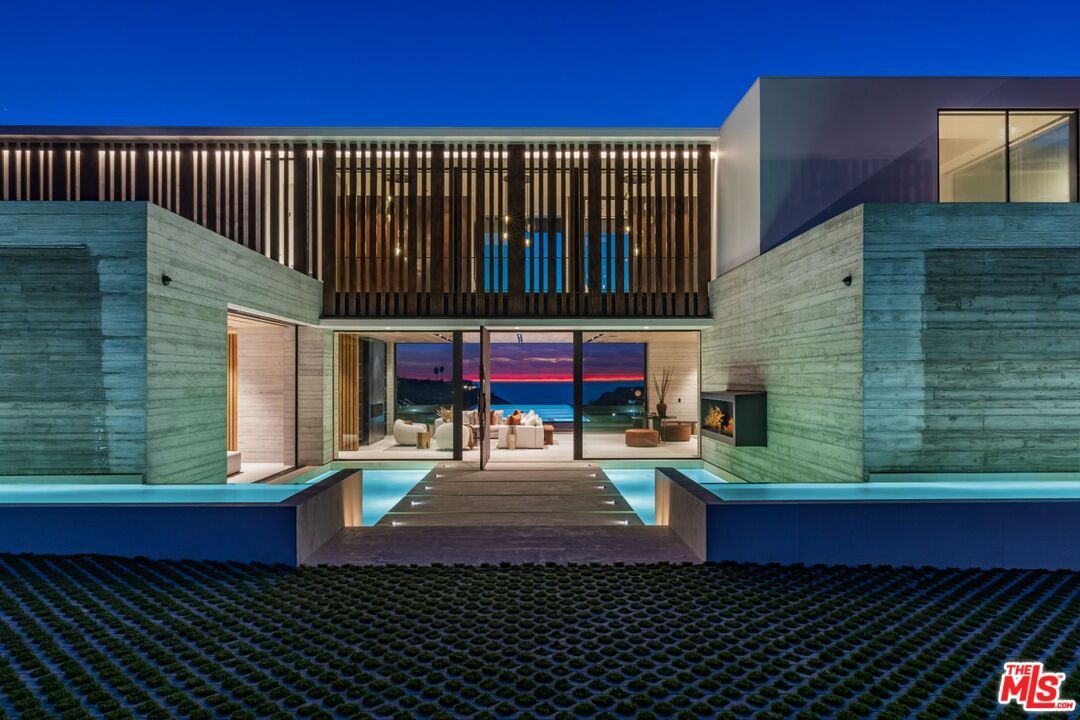 Exterior, Facade, Pool, Modern
