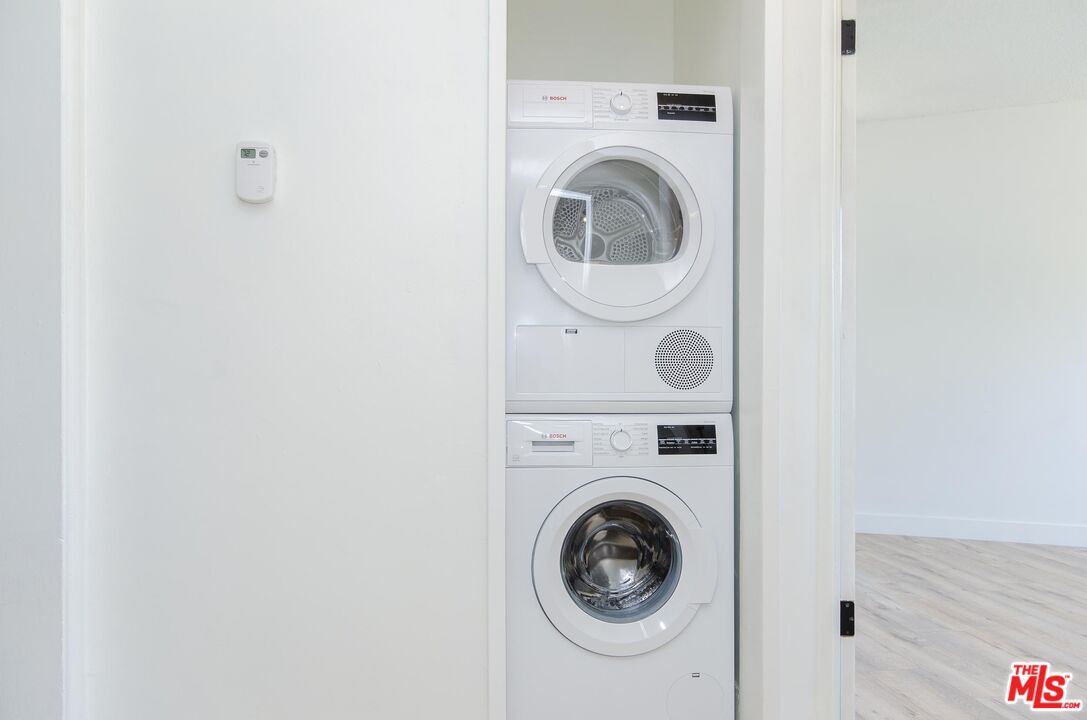 Interior, Utility Closets, Washer, Wood Texture Flooring