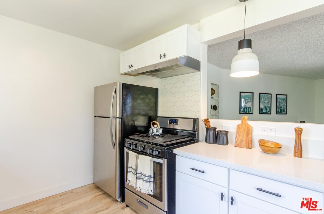 Interior, Kitchen, Pendant Lights, Wood Texture Flooring