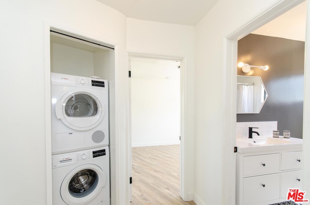 Bathroom, Interior, Utility Closets, Washer, Wood Texture Flooring
