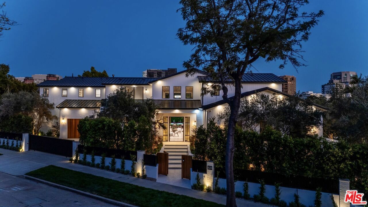 Exterior, Facade, Modern