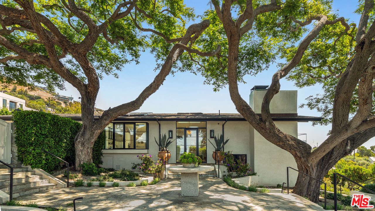 Exterior, Facade, Ranch