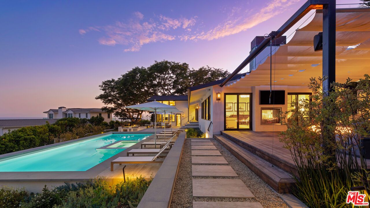 Exterior, Pool, Water