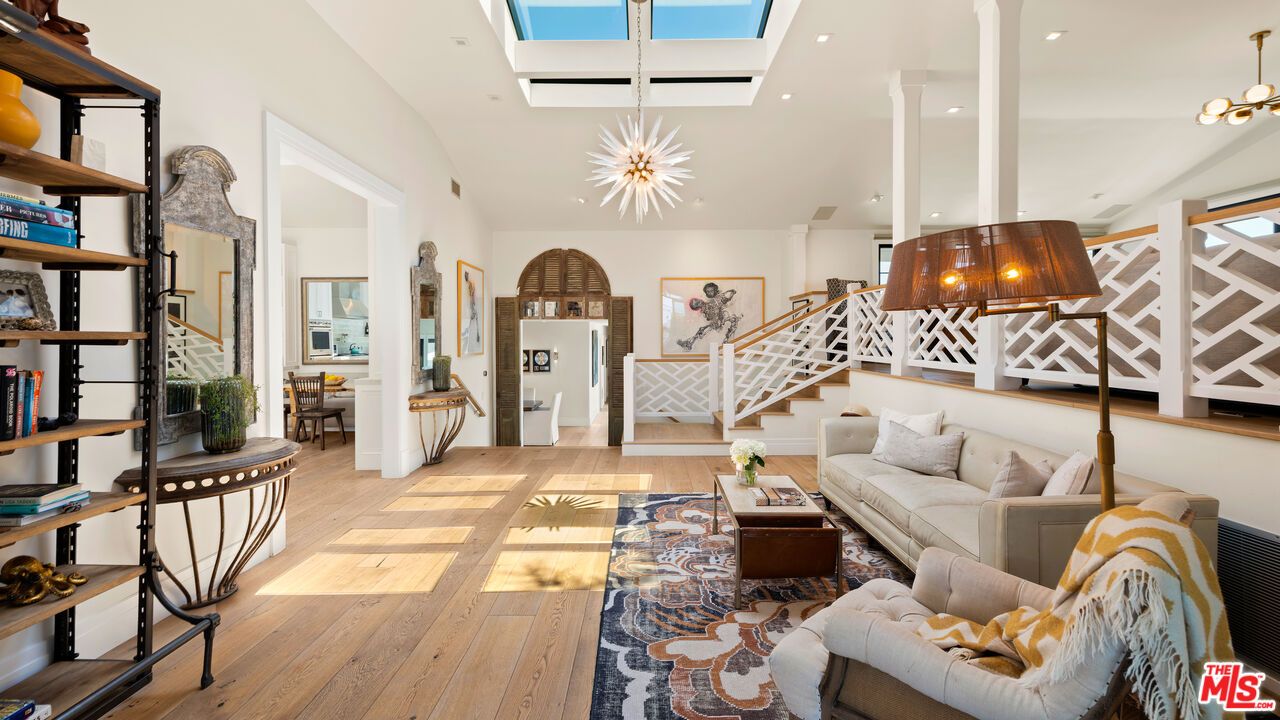 Interior, Living room, Pendant Lights, Recessed Lighting, Wood Texture Flooring