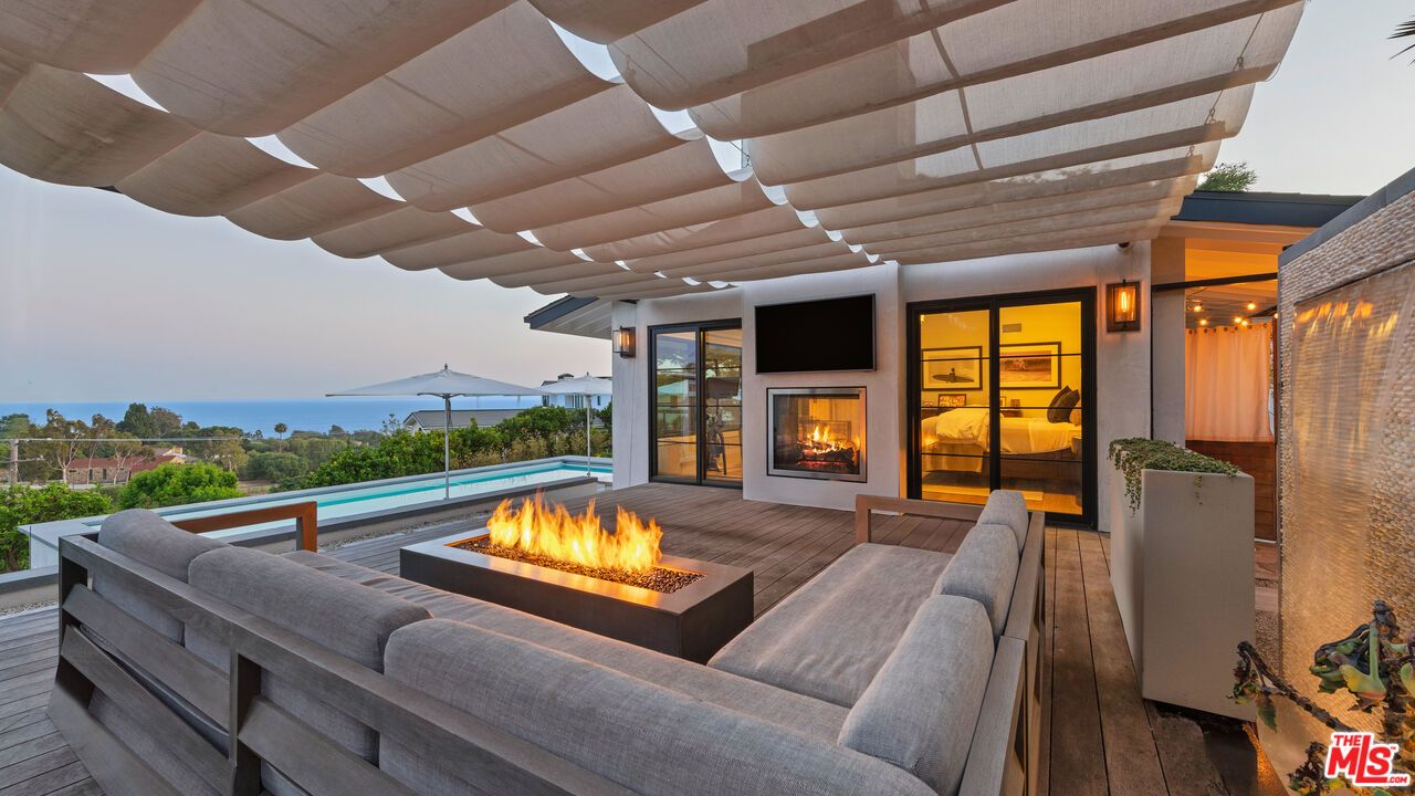Exterior, Fireplace, Water