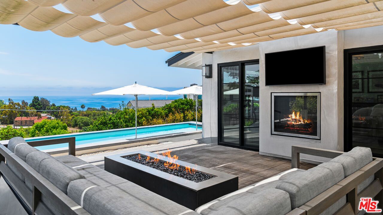 Exterior, Pool, Water