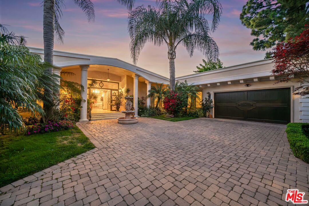 Attached, Backyard, Exterior, Facade, Modern
