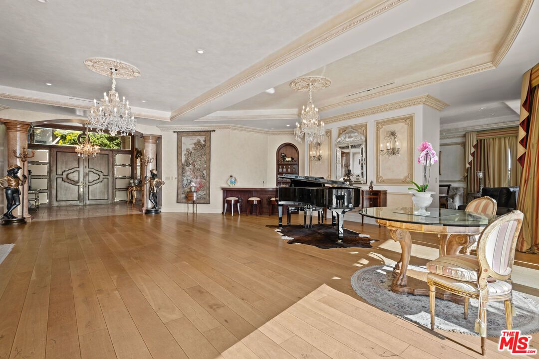 Chandelier, Dining room, Interior, Piano, Recessed Lighting, Wood Texture Flooring